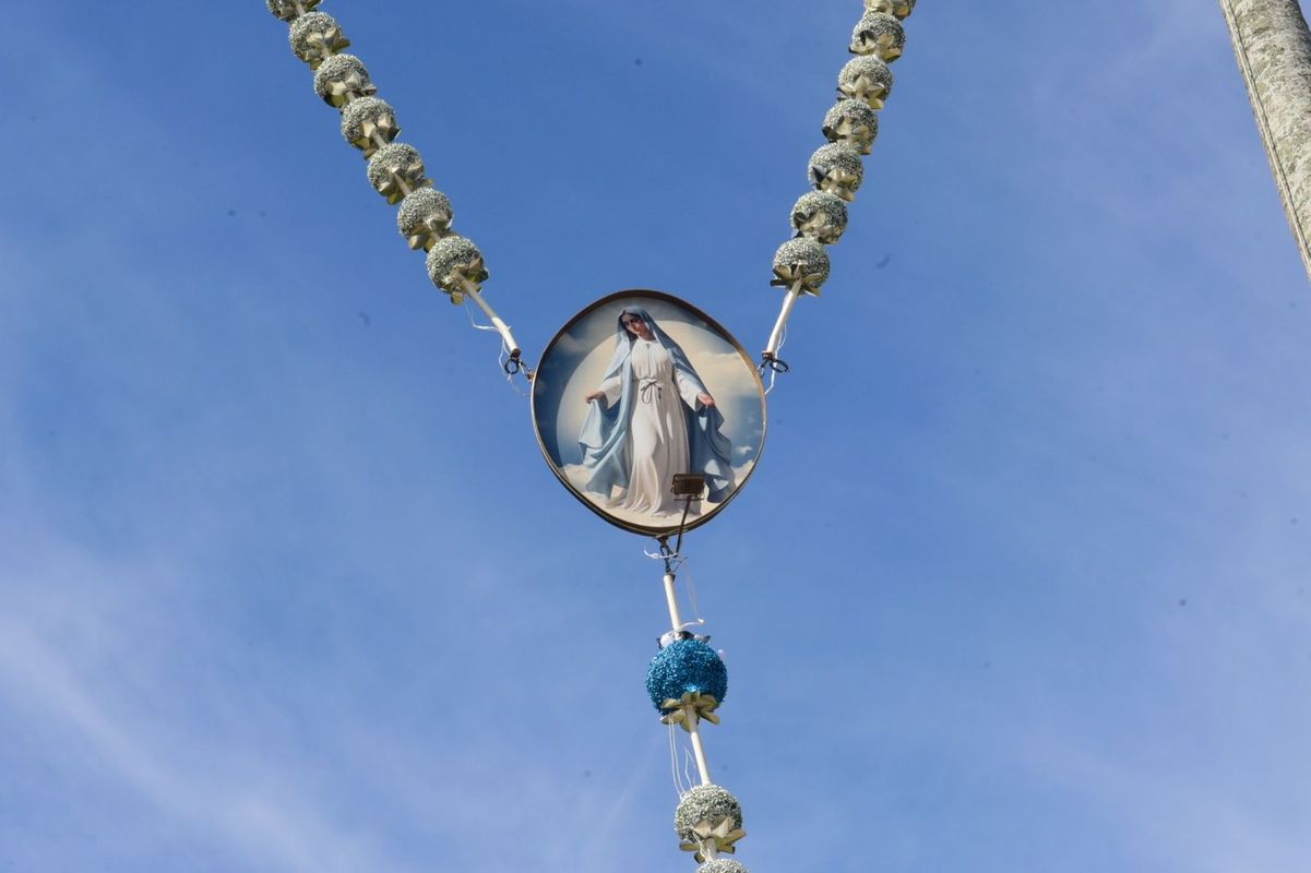 Terço Gigante é montado entre as palmeiras do Convento para a Festa da Penha 2024 por Carlos Alberto Silva