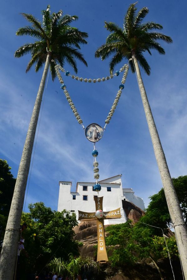 Terço Gigante é montado entre as palmeiras do Convento para a Festa da Penha 2024 por Carlos Alberto Silva