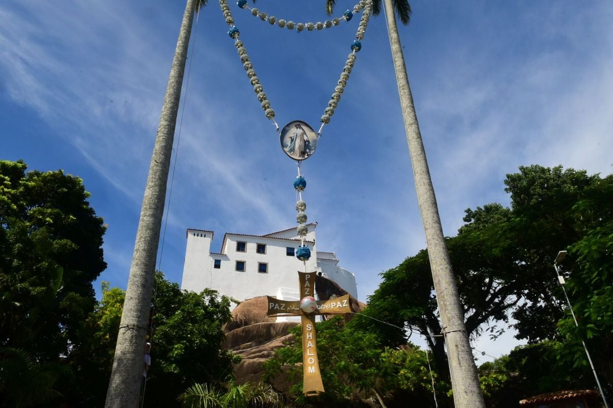 Terço Gigante é montado entre as palmeiras do Convento para a Festa da Penha 2024