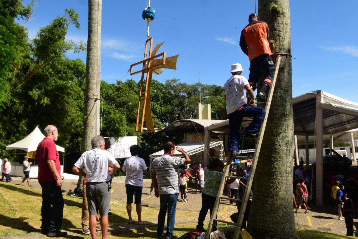 Terço Gigante é montado entre as palmeiras do Convento para a Festa da Penha 2024 por Carlos Alberto Silva