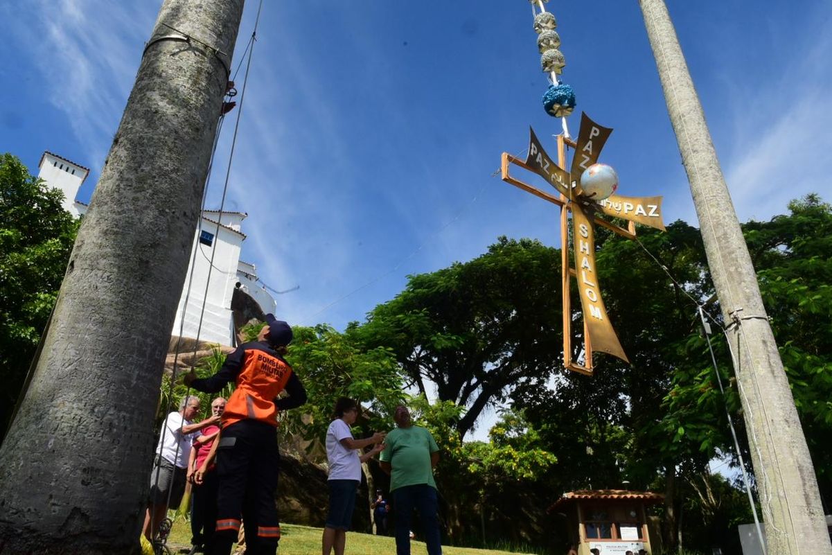 Terço Gigante é montado entre as palmeiras do Convento para a Festa da Penha 2024 por Carlos Alberto Silva