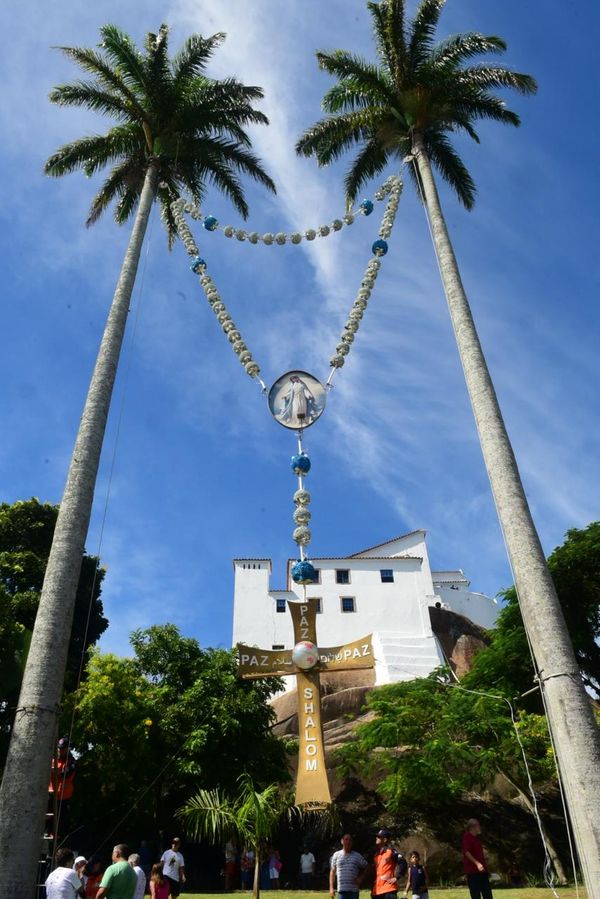 Terço Gigante é montado entre as palmeiras do Convento para a Festa da Penha 2024 por Carlos Alberto Silva