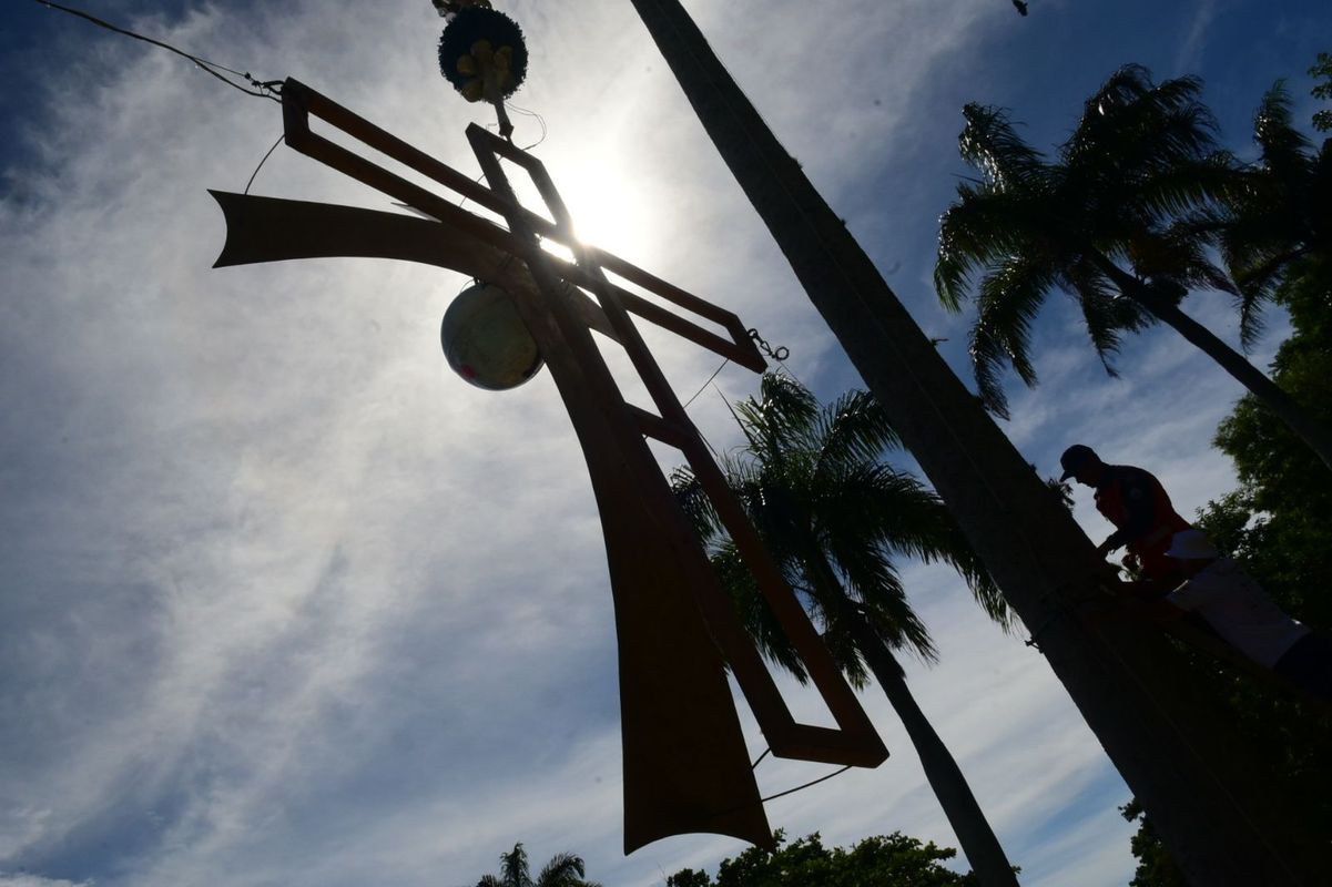 Terço Gigante é montado entre as palmeiras do Convento para a Festa da Penha 2024 por Carlos Alberto Silva