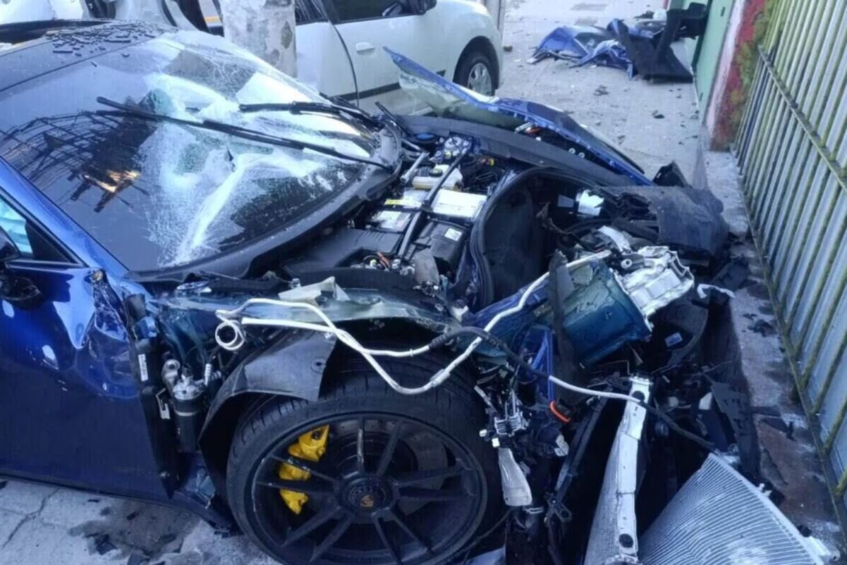 Acidente na Salim Farah Maluf, na zona leste, em que um Porsche atingiu e destruiu um Renault Sandero 