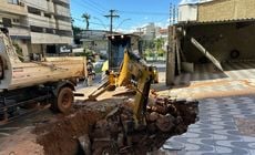 Uma cratera se abriu em uma calçada do bairro Gilberto Machado, atingindo um médico na manhã desta segunda-feira (1)