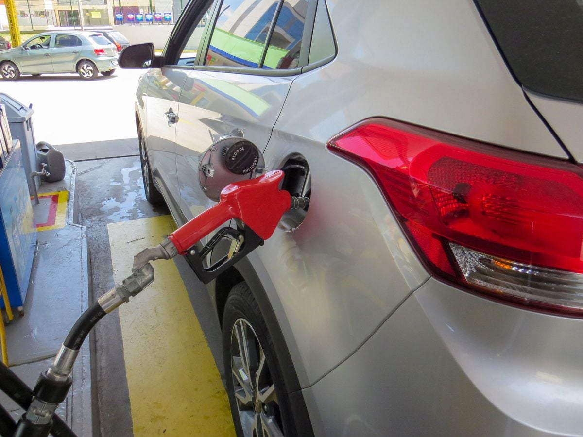 Como os carros flex possuem apenas um tanque de combustível, gasolina e etanol se misturam normalmente