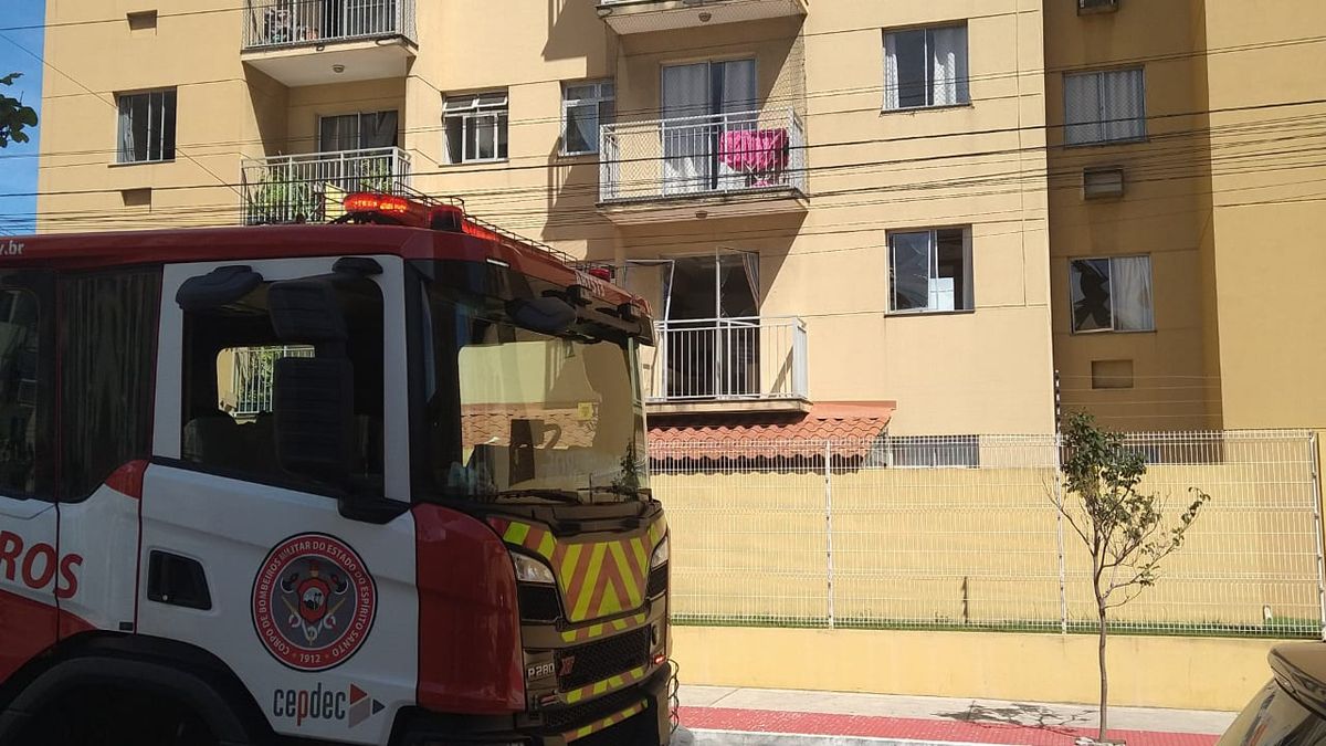 Explosão de gás quebrou vidros de portas e janelas do apartamento na Serra