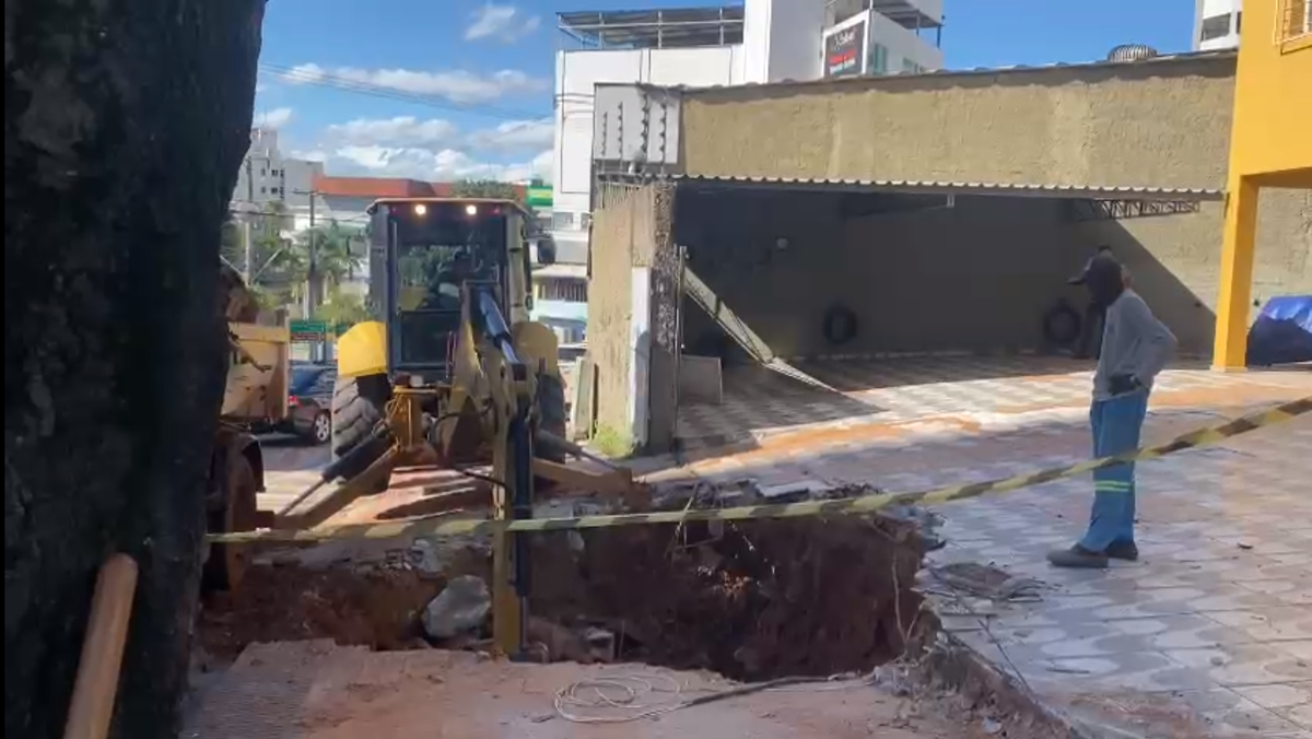 Rompimento de calçada pode ter sido provocado por raízes de árvore, aponta CREA-ES por Matheus Passos