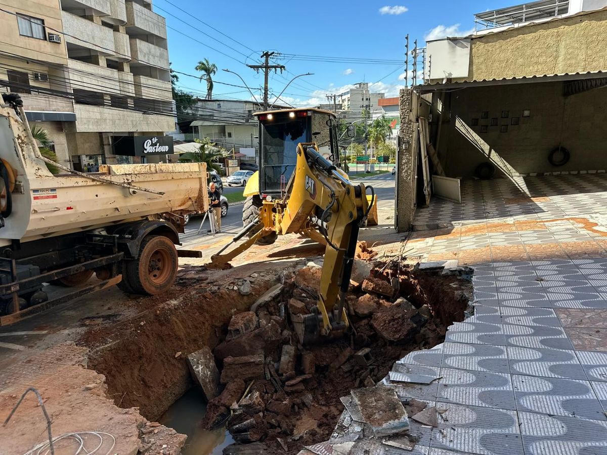 Uma cratera se abriu em uma calçada do bairro Gilberto Machado, atingindo um médico na manhã desta segunda-feira (1)