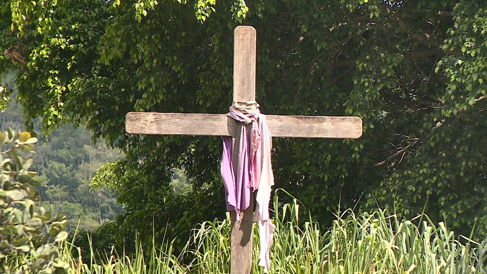 A história por trás das 37 cruzes fincadas às margens da Serra do Limoeiro em Itarana
