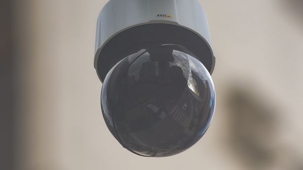 Em um contexto marcado por desigualdades sociais e pela carência de políticas públicas estruturadas, permitir a expansão de uma vigilância privada e descentralizada, sem controle estatal ou salvaguardas legais, pode gerar efeitos colaterais graves