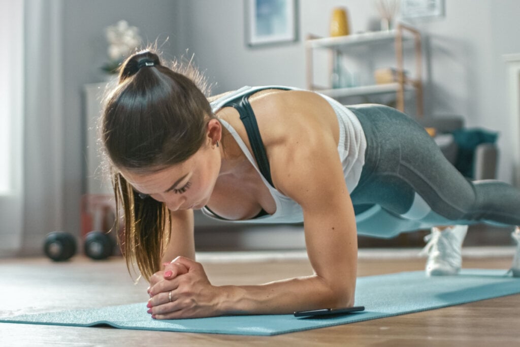 Uma alternativa é exercitar o corpo em casa de 150 a 300 minutos semanais, como recomenda a OMS. Professor de Educação Física explica como fortalecer os músculos e queimar calorias