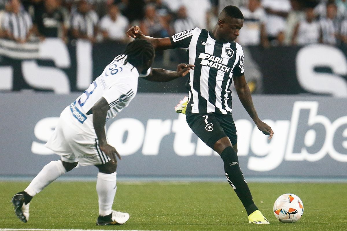 Botafogo foi amassado pelo Junior Barranquilla no primeiro tempo e não conseguiu se recuperar na estreia na Libertadores