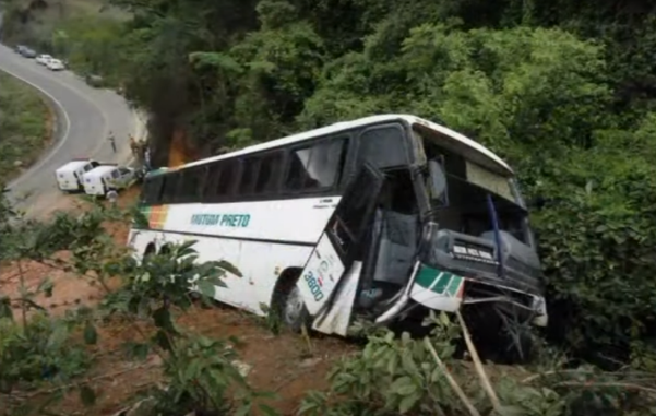 Ônibus da Viação Mutum Preto perdeu o controle quando descia a Serra do Limoeiro, em dezembro de 2012; ao todo, 41 pessoas ficaram feridas