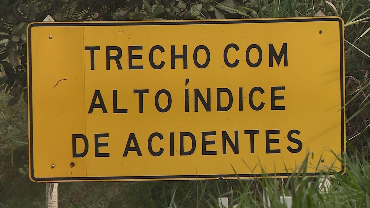 Trecho possui uma placa de alerta para sinalizar o alto índice de acidentes no local
