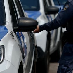 Mesmo na viatura suspeito continuou agressivo, e policiais precisaram usar spray de pimenta para contê-lo