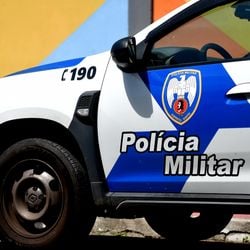 Polícia diz que foi acionada para uma ocorrência de "encontro de cadáver" e encontrou o corpo de um homem caído no banheiro de uma casa na quinta (8)