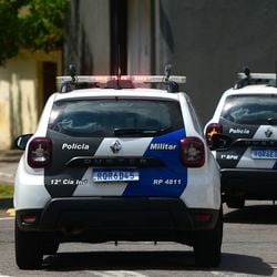 A vítima, que trabalhava como pedreiro, estava na porta de casa quando dois suspeitos em uma moto passaram atirando