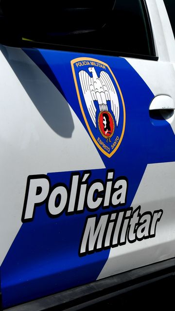 Policial militar estava na Estrada Ladeira Grande, quando dois homens com submetralhadoras atiraram contra ele no final da manhã desta quinta-feira (2)