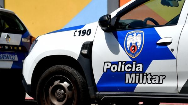 Polícia diz que foi acionada para uma ocorrência de "encontro de cadáver" e encontrou o corpo de um homem caído no banheiro de uma casa na quinta (8)