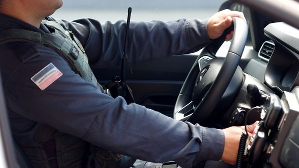 Homem descumpriu medida protetiva e já havia sido preso pelo mesmo crime; ele tentou fugir pulando em um valão