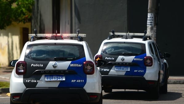 A vítima, que trabalhava como pedreiro, estava na porta de casa quando dois suspeitos em uma moto passaram atirando
