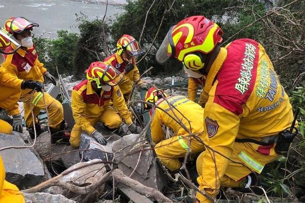 Equipe de resgate busca pessoa desaparecida em montanha em Hualien, no leste de Taiwan, local mais atingido pelo terremoto