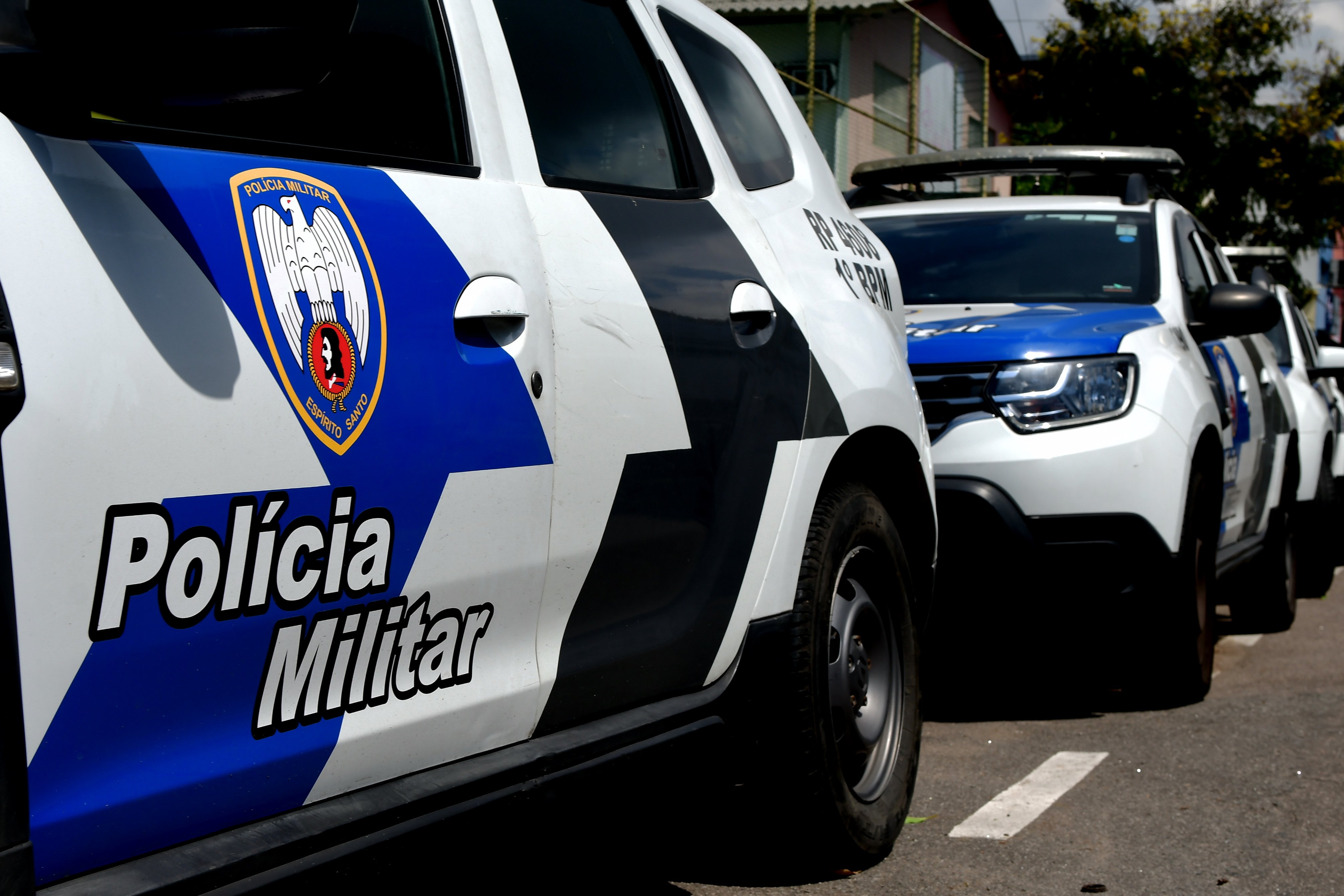 Policial militar estava na Estrada Ladeira Grande, quando dois homens com metralhadoras saíram do carro e atiraram contra ele no final da manhã desta quinta-feira (2)