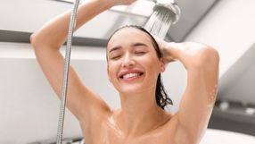 [Edicase]Tomar banhos muito quentes pode ressecar a pele (Imagem: Prostock-studio | Shutterstock)