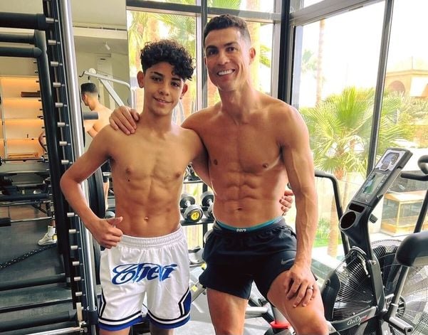 Cristiano Ronaldo e o filho na academia
