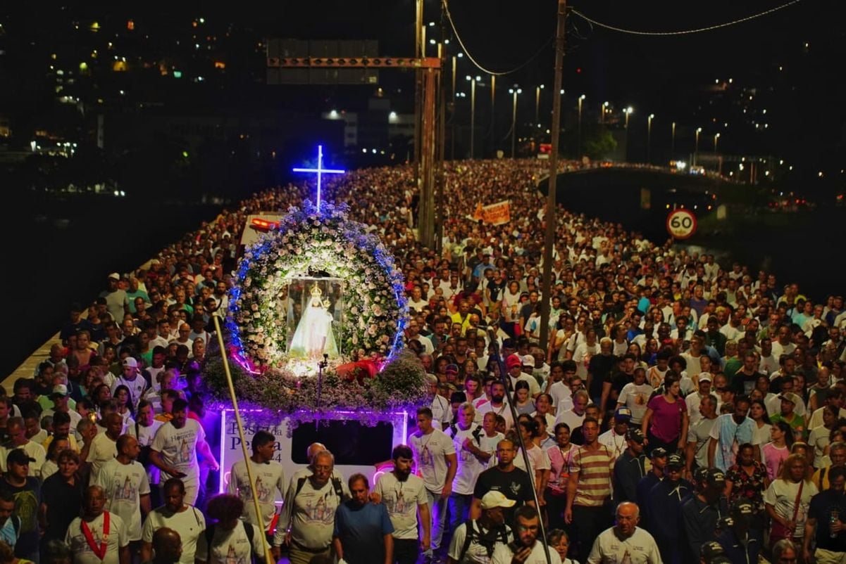 Fiéis fazem procissão durante Romaria dos Homens na Festa da Penha