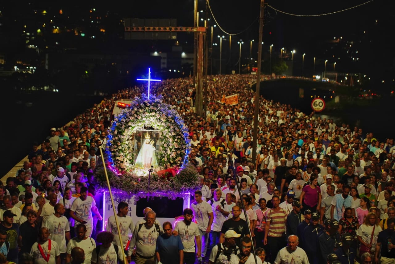 A mais tradicional procissão em homenagem à Nossa Senhora percorreu 14 quilômetros, da Catedral de Vitória até o Parque da Prainha, em Vila Velha