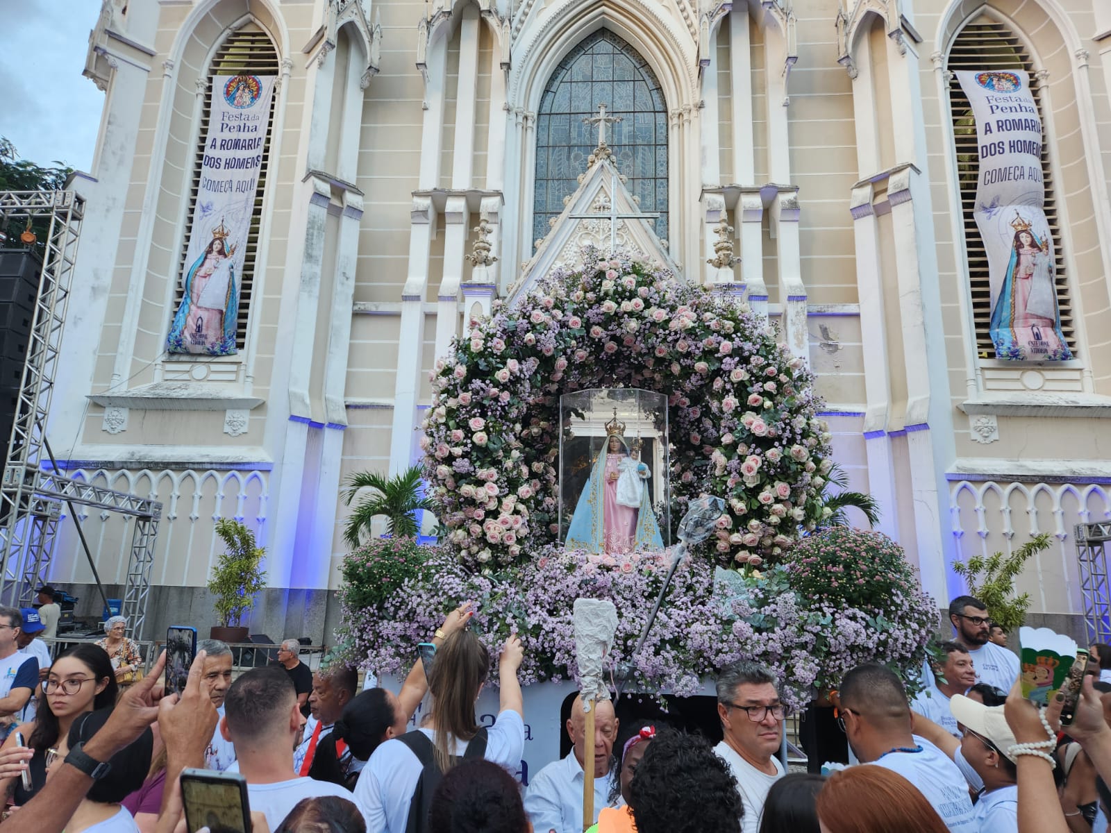 Por volta das 17h, a imagem de Nossa Senhora da Penha já havia chegado à catedral, para a missa que antecede o envio dos romeiros; confira a cobertura completa