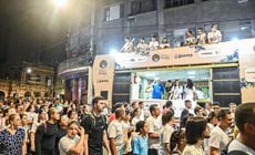 Sorteio de camisas, distribuição de fitas e participação de ouvintes fizeram parte da presença inédita do trio da Rádio Gazeta na Festa da Penha