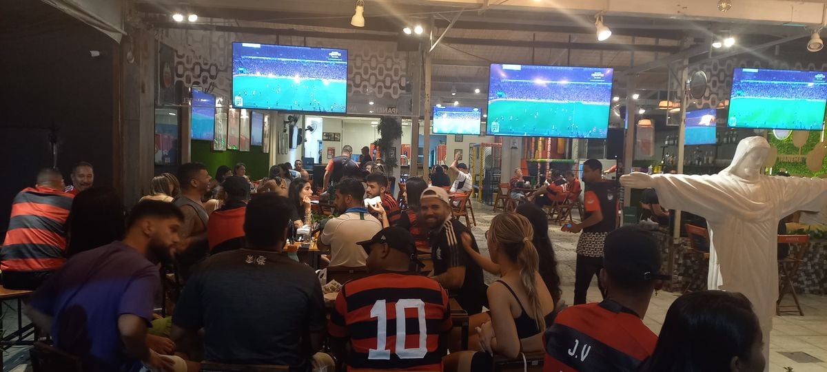Capixabas se reúnem no Triângulo para comemorar vitória do Flamengo pelo Campeonato Carioca