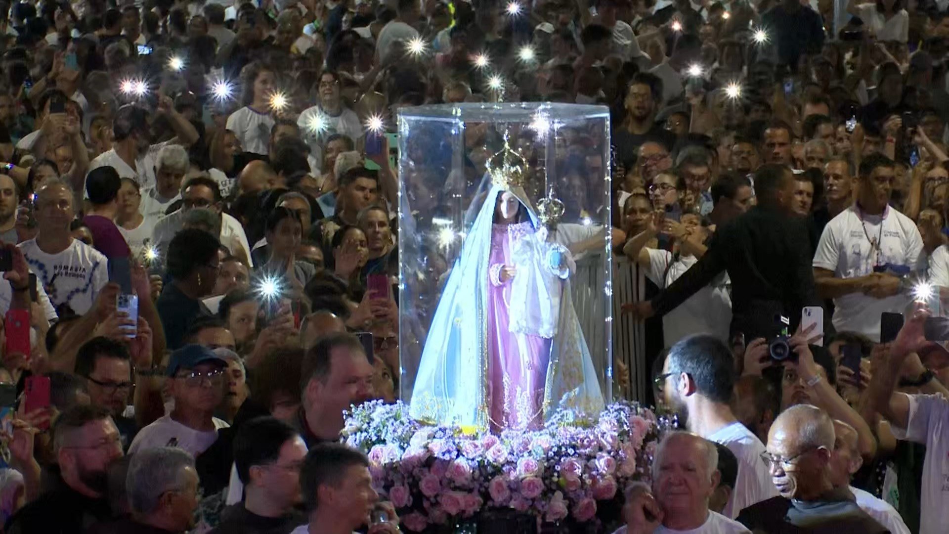 A imagem de Nossa Senhora da Penha chegou a Prainha após procissão que durou cinco horas após sair da Catedral de Vitória, no Centro da Capital