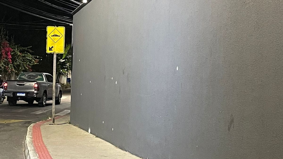 Muro com marcas dos tiros em Campinho da Serra, no domingo (7)