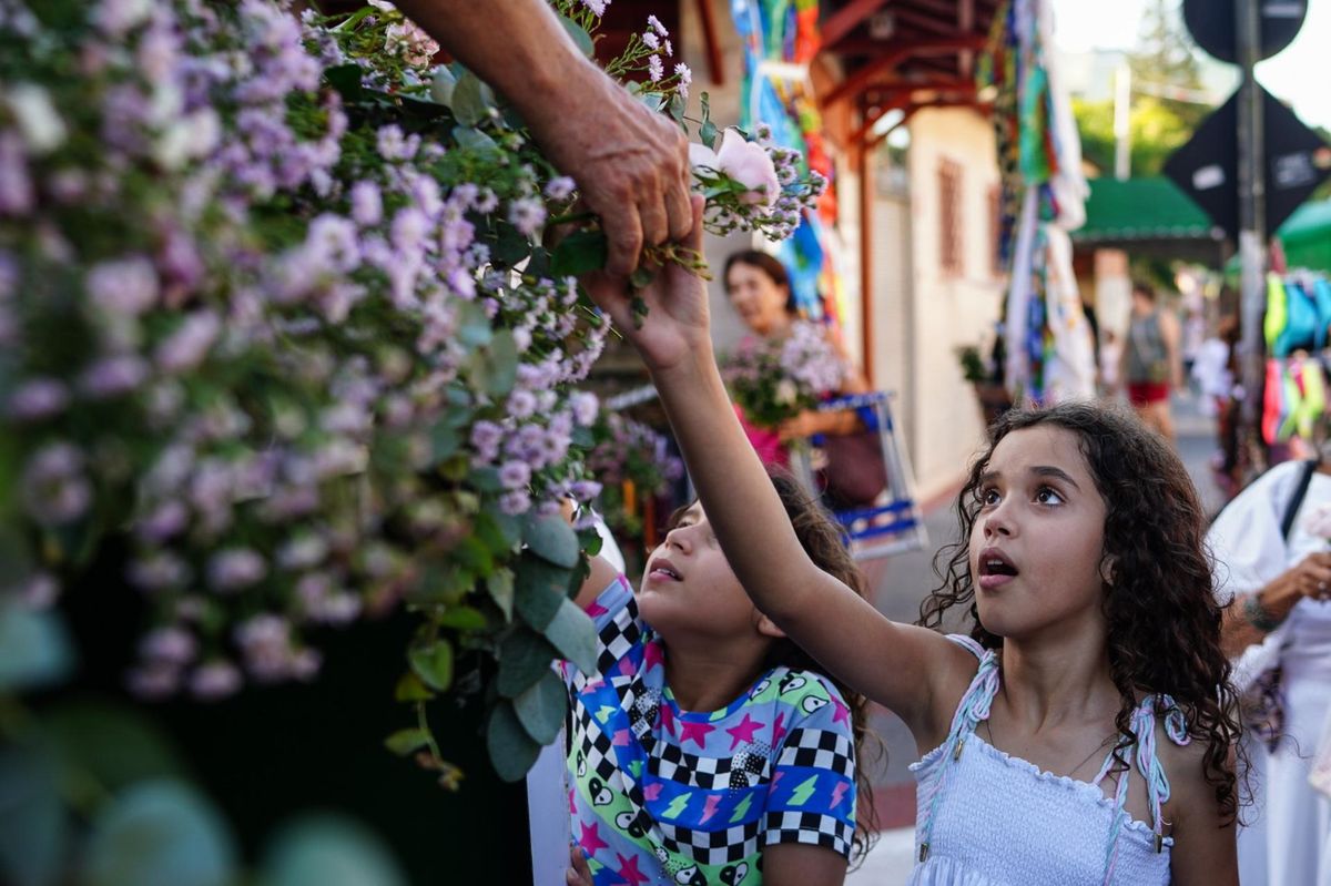 Rosas que enfeitavam Nossa Senhora são distribuídas aos fiéis por Vitor Jubini 
