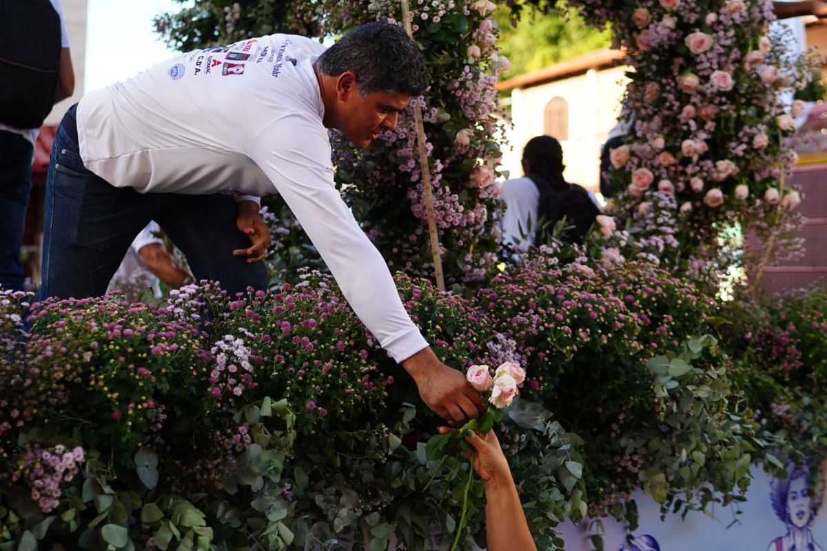 Rosas que enfeitavam Nossa Senhora são distribuídas aos fiéis por Vitor Jubini 