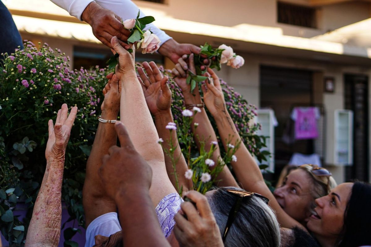 Rosas que enfeitavam Nossa Senhora são distribuídas aos fiéis por Vitor Jubini 