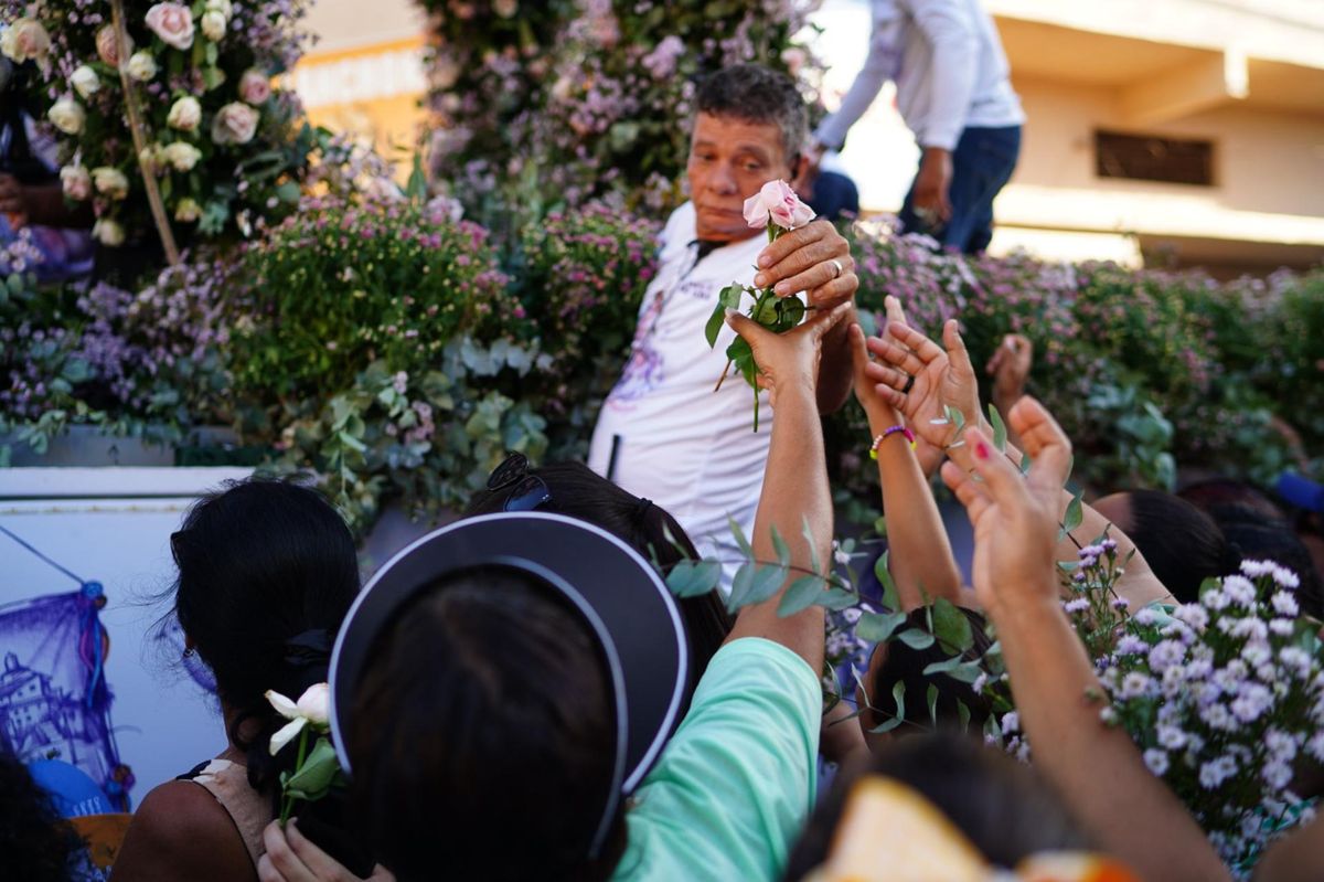 Rosas que enfeitavam Nossa Senhora são distribuídas aos fiéis por Vitor Jubini 