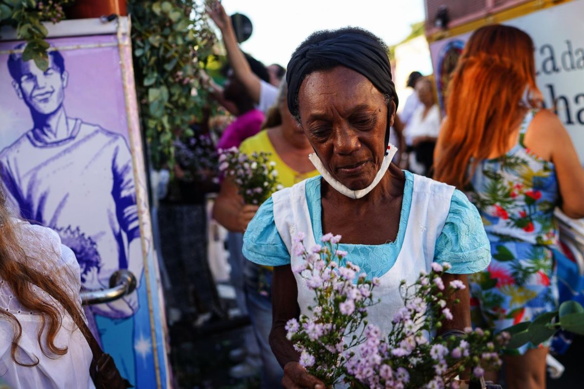 Rosas que enfeitavam Nossa Senhora são distribuídas aos fiéis por Vitor Jubini 