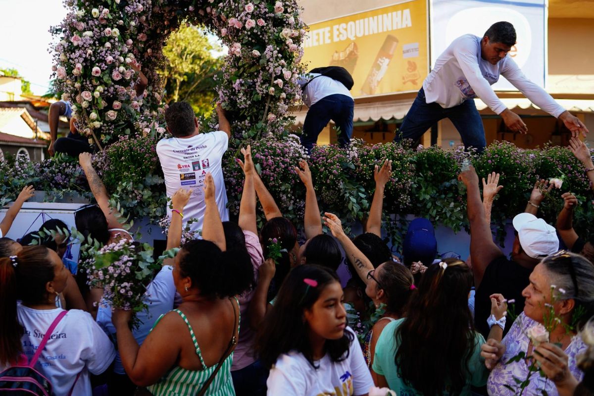 Rosas que enfeitavam Nossa Senhora são distribuídas aos fiéis por Vitor Jubini 