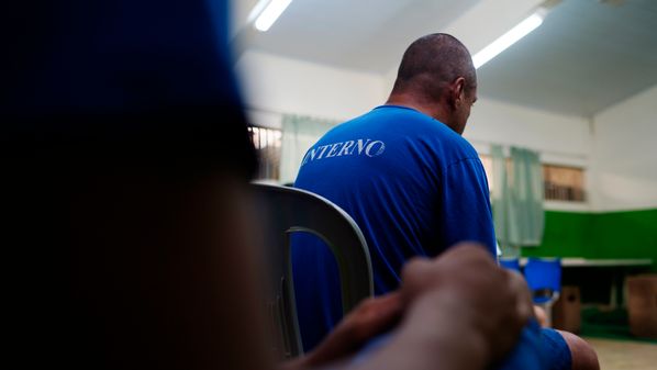 O certo é que essas pessoas precisam de cuidados em liberdade e não recolhidas em Unidades de Custódia. O Estado precisa prover as condições para que elas recebam tratamento adequado