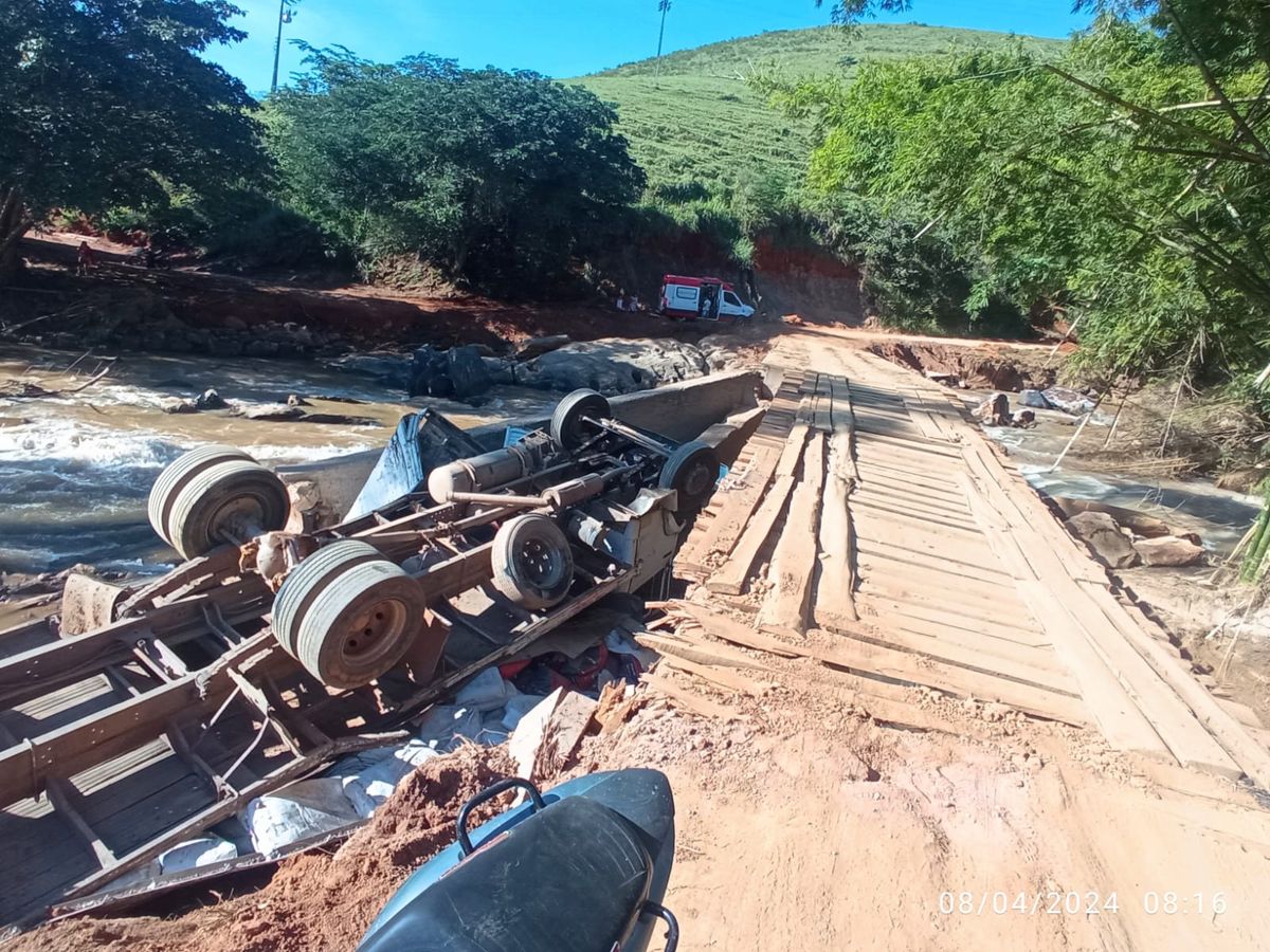 Caminhão tomba em ponte no interior de Mimoso do Sul 