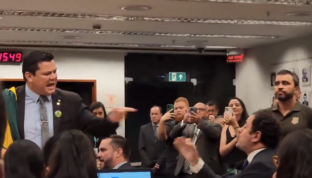 Deputado federal Gilvan da Federal discute com Gláuber Braga durante comissão na Câmara dos Deputados