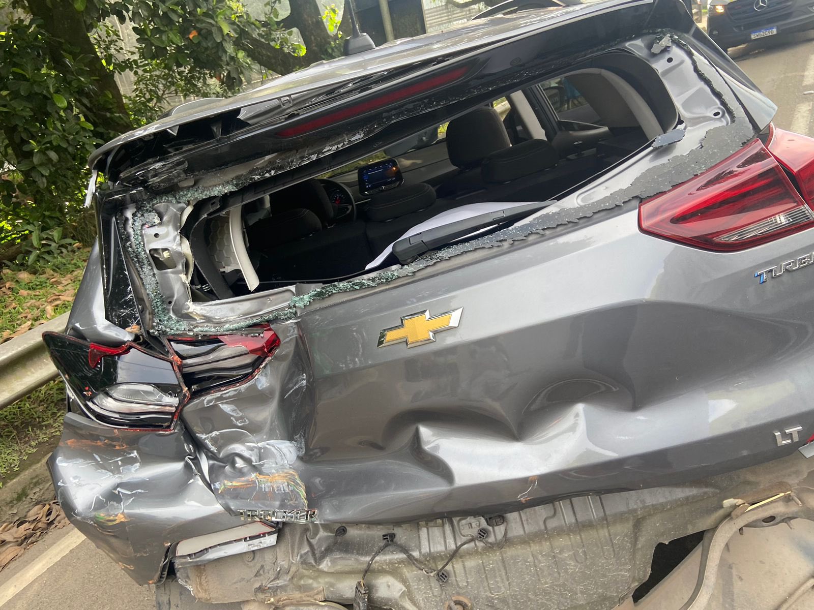 Quando ainda estavam no Rio de Janeiro o carro da família foi atingido por um caminhão, que avariou a traseira do veículo. 'Minha esposa teve que ir direto para o hospital'