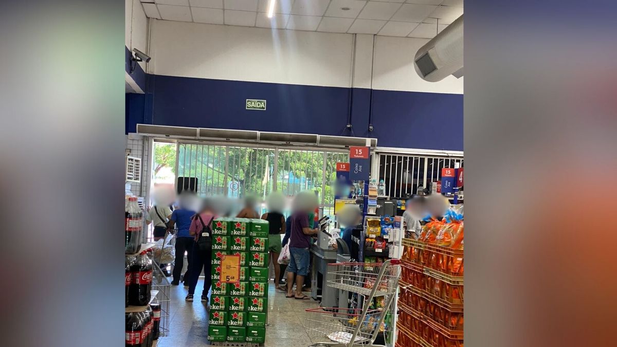 Supermercado localizado na pracinha de Itararé fechou as portas durante o tiroteio no bairro Itararé, em Vitória. 