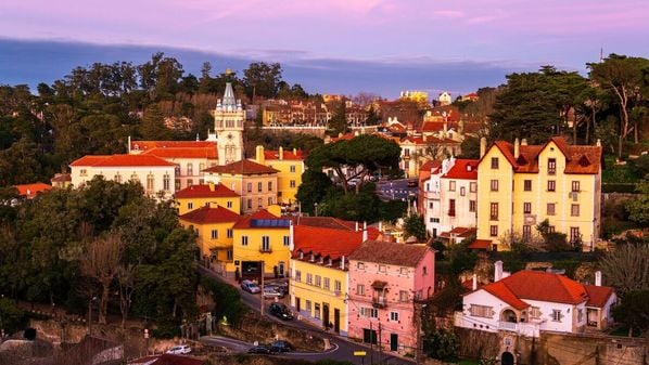 A menos 30 quilômetros de Lisboa, a pequena cidade encanta os turistas por sua arquitetura e vista panorâmica