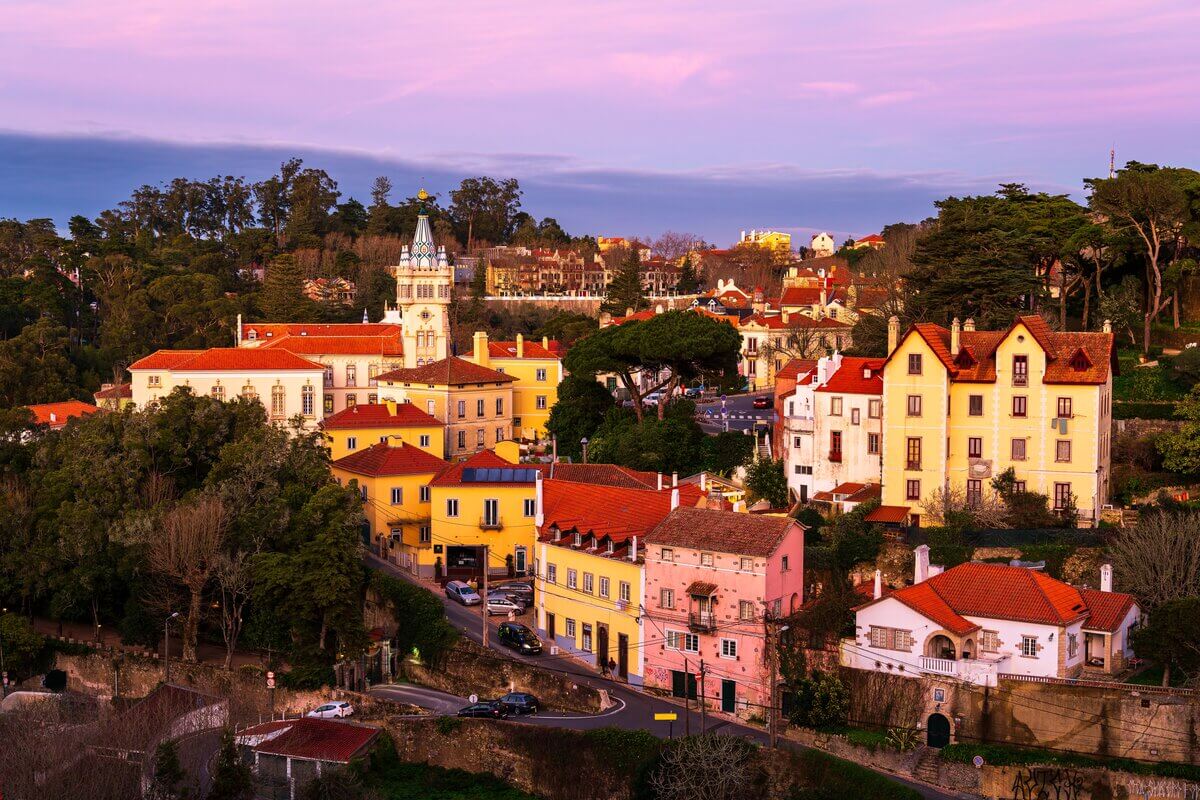 A menos 30 quilômetros de Lisboa, a pequena cidade encanta os turistas por sua arquitetura e vista panorâmica